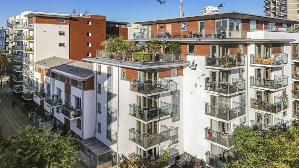 Buying in Bermondsey: Sun Passage: SE16